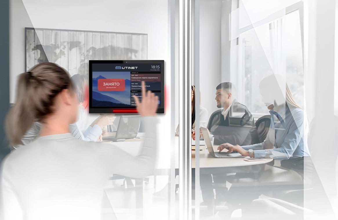 Девушка бронирует переговорную комнату через UtiClock